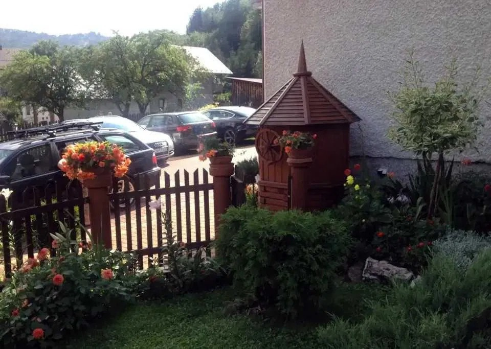 Ogród i ogrodzony parking